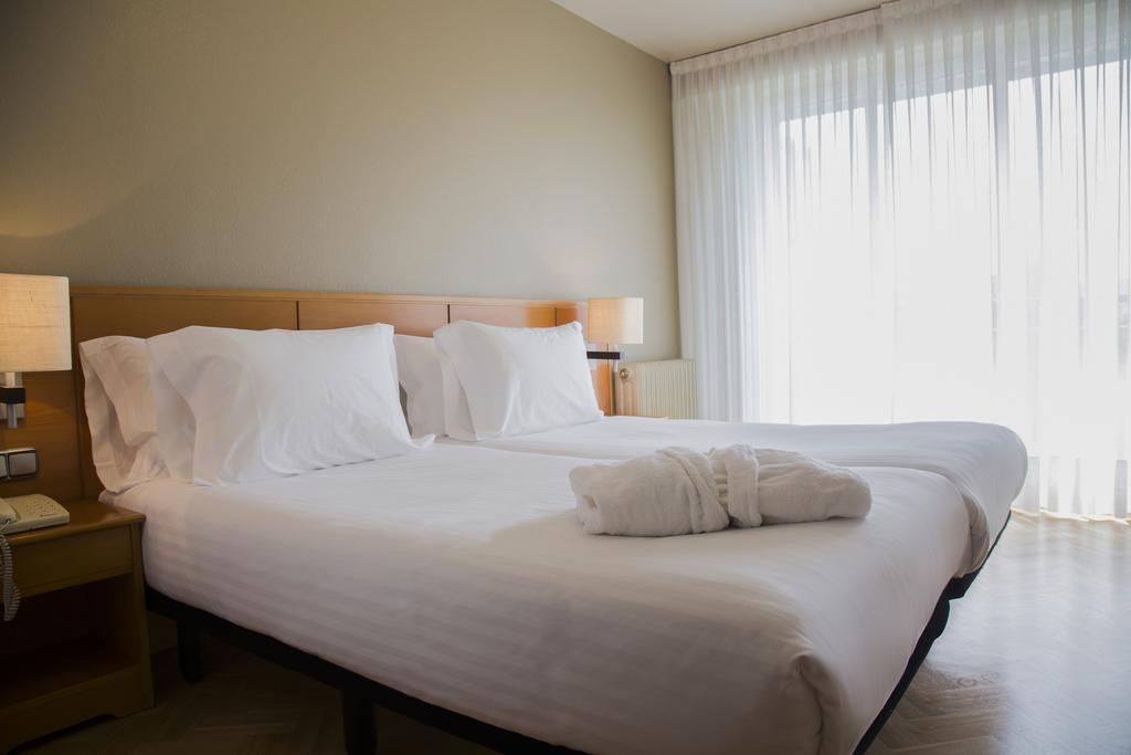 Suites Sercotel Mirasierra Pamplona Bagian luar foto