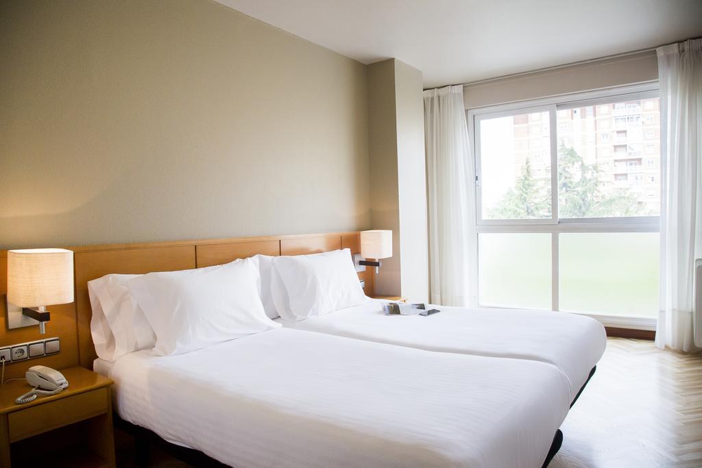 Suites Sercotel Mirasierra Pamplona Bagian luar foto