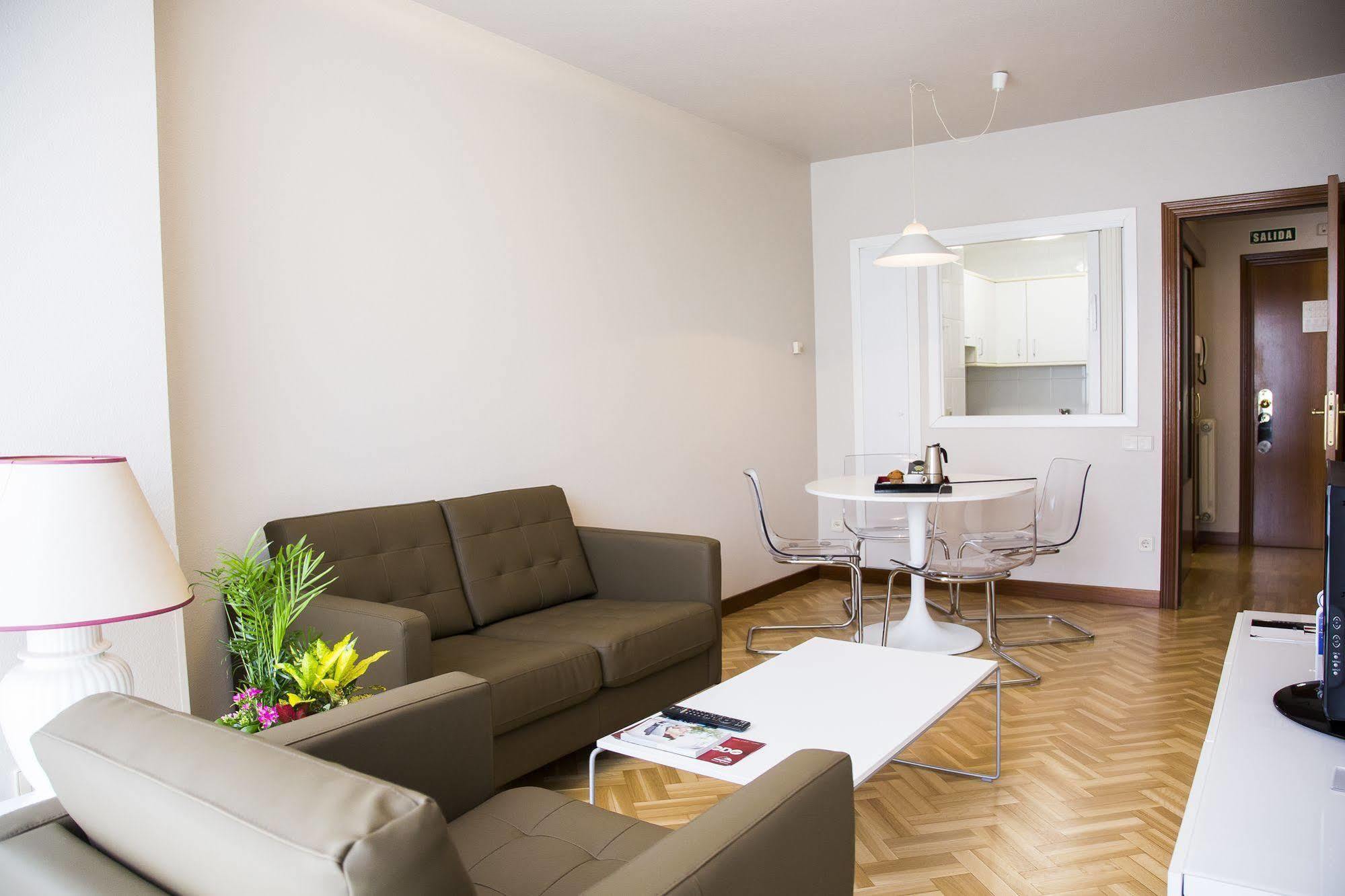 Suites Sercotel Mirasierra Pamplona Bagian luar foto