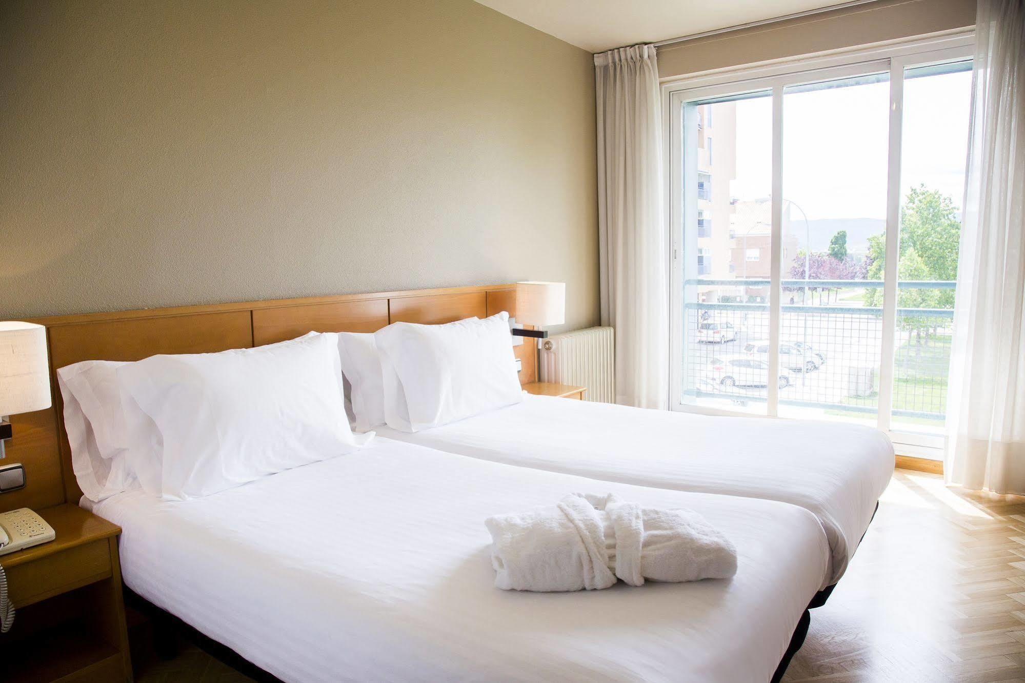 Suites Sercotel Mirasierra Pamplona Bagian luar foto